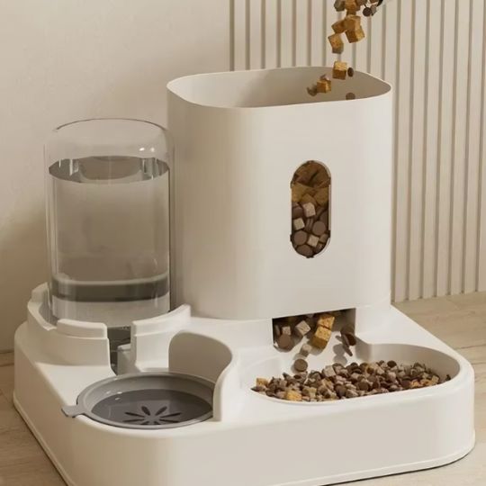 distributeur automatique de croquettes chat remplissage réservoir