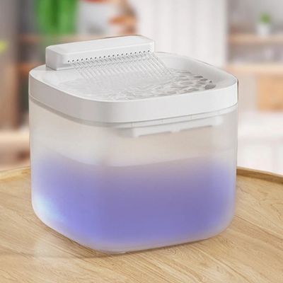 fontaine-a-eau-pour-chat-blanche-éclairée