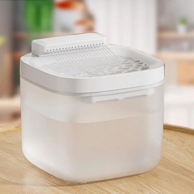 fontaine-a-eau-pour-chat-blanche-transparente