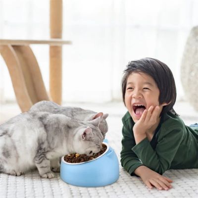 gamelle-chat-enfant-heureux